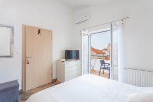 1 dormitorio con 1 cama y puerta corredera de cristal en Apartments & Rooms Alagić en Makarska