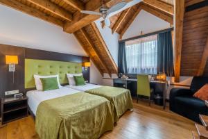 sypialnia z łóżkiem, biurkiem i kanapą w obiekcie Hotel Inn Salland w mieście Raalte
