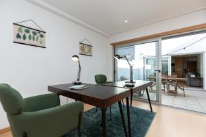 a home office with a desk and two chairs at Feel Corporate Housing Marquês in Porto