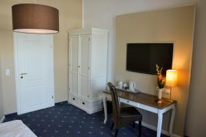 TV a/nebo společenská místnost v ubytování Hotel Villa Schwanebeck