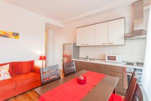 Kuchyňa alebo kuchynka v ubytovaní Apartments & Rooms Alagić