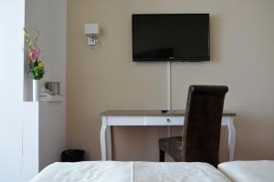 TV a/nebo společenská místnost v ubytování Hotel Villa Schwanebeck