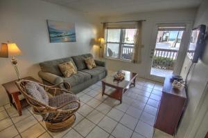 sala de estar con sofá y mesa en SURFSIDE II 107 condo, en South Padre Island