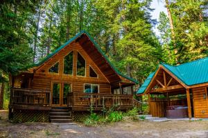 a cabin in the woods with a green roof at Tivoli Chalet in Leavenworth