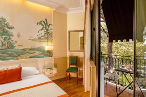 1 dormitorio con 1 cama y balcón en Donna Laura Palace by OMNIA hotels, en Roma
