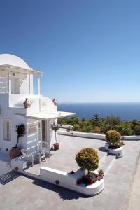 Casa blanca con vistas al océano en Meli Meli, en Imerovigli