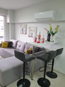 salon z kanapą i stołem w obiekcie M & M White Luxury w Paralii Katerinis