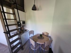 A kitchen or kitchenette at Vali néni kifőzde és apartman
