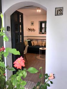 - un salon avec une porte noire et un canapé dans l'établissement S27 Corral del Siglo XVI, à Séville