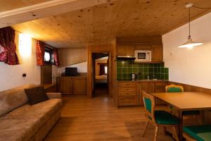 ein Wohnzimmer mit einem Sofa und einem Tisch in der Unterkunft Residence San Marco by Alpenwhite in Livigno