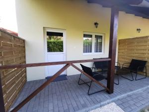 A balcony or terrace at Vali néni kifőzde és apartman