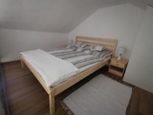 Кровать или кровати в номере Vali néni kifőzde és apartman