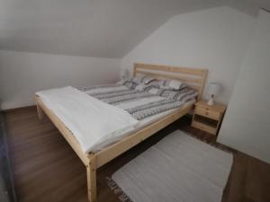 Postel nebo postele na pokoji v ubytování Vali néni kifőzde és apartman
