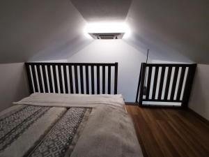 A bed or beds in a room at Vali néni kifőzde és apartman
