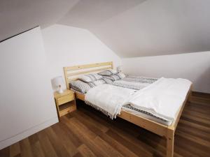 A bed or beds in a room at Vali néni kifőzde és apartman