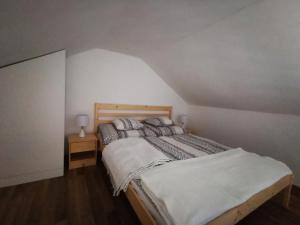 A bed or beds in a room at Vali néni kifőzde és apartman