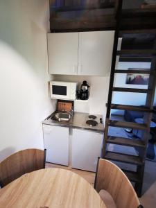 A kitchen or kitchenette at Vali néni kifőzde és apartman