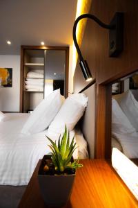 Krevet ili kreveti u jedinici u okviru objekta Hotel Bograd - Apartments & Lounge Station