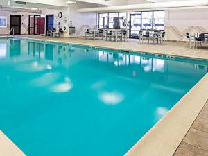 uma piscina com água azul num edifício em Best Western Springfield Hotel em Springfield