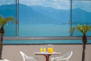 una mesa con dos vasos de jugo de naranja. en Rede Andrade Cecomtur, en Florianópolis