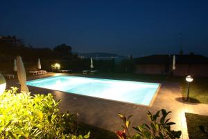 Bazén v ubytovaní Panorama lake view, pool & garden, 2 bathrooms, kingsize & single-beds, fast Internet alebo v jeho blízkosti