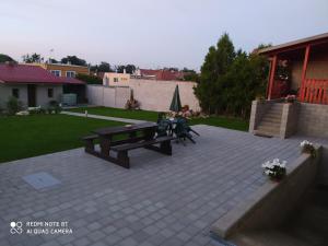 un patio con 2 panche e un tavolo da picnic di Apartmán u Davida a Hlohovec
