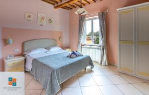 1 dormitorio con cama y ventana en B&B Alma, en Lucca