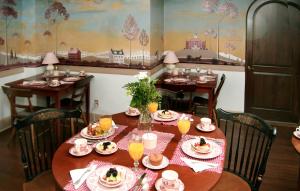 uma sala de jantar com uma mesa com comida em The Brafferton Inn em Gettysburg