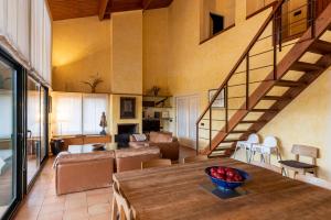 sala de estar con mesa de madera y escalera en Oliver Conti, en Capmany
