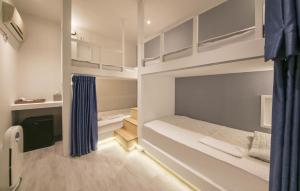 Katil dua tingkat atau katil-katil dua tingkat dalam bilik di Backpackers In Yeosu