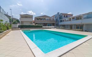 - une piscine dans l'arrière-cour d'une maison dans l'établissement Villetta Massimo climatizzata con giardino privato, à Viddalba