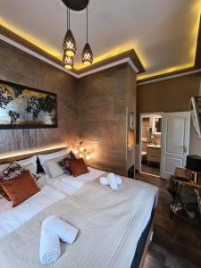 um quarto com uma cama grande com duas toalhas em Urban Boutique Hotel em Viena