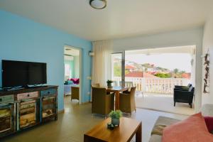 Een zitgedeelte bij Blue Bay Beach Villas & Apartments