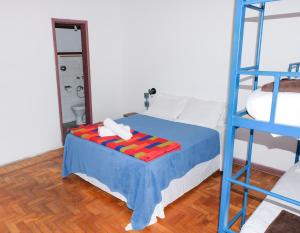 1 dormitorio con litera y escalera en Varanda Hostel E Galeria De Arte, en Ouro Preto