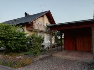 una casa con una entrada de ladrillo delante de ella en SOLADOM, en Efringen-Kirchen