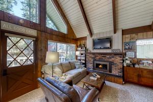 a living room with a couch and a fireplace at Lakedale Lodge in Ronald