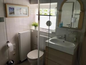 a bathroom with a toilet and a sink at Suite „Friesland“ - wunderschönes Apartment in Fachwerkhaus in Hannover