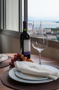 un tavolo con una bottiglia di vino e un bicchiere di Rede Andrade Floph a Florianópolis