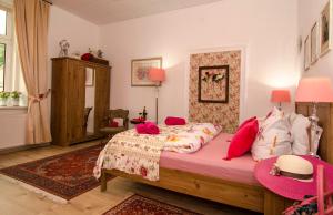 Postel nebo postele na pokoji v ubytování Trubarjev Art Boutique hotel