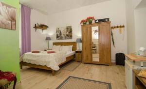 Postel nebo postele na pokoji v ubytování Trubarjev Art Boutique hotel