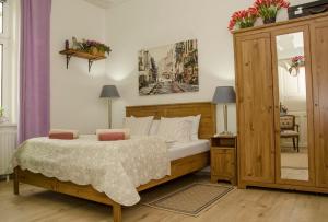 Postel nebo postele na pokoji v ubytování Trubarjev Art Boutique hotel