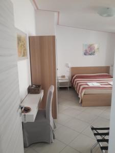 モンテロッソ・アル・マーレにあるマリアンナ クワイエット ルームズのベッドルーム1室(ベッド1台、デスク、椅子付)