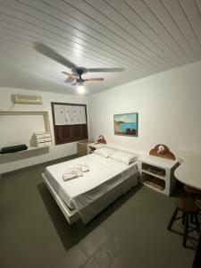 ein Schlafzimmer mit Bett und Deckenventilator in der Unterkunft Pousada Maanaim in Ubatuba