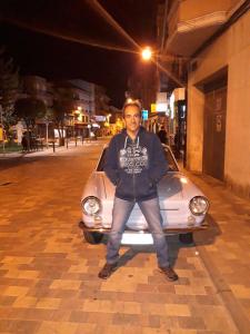 a man is standing in front of a car at CASA ALTOBIERZO, 9 Habitaciones y 9 BAÑOS in Pobladura de las Regueras