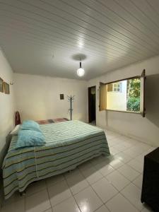 a large bed in a room with a window at Rancho Manacá in Guaramiranga