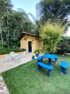 a blue picnic table and chairs in a yard at Rancho Manacá in Guaramiranga