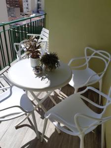 カステリョン・デ・ラ・プラナにあるLa Miradaの白いテーブルと椅子付きのバルコニー