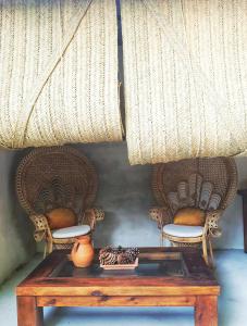 a table with two chairs and a table with at Casa de la Luz in Navas de Oro