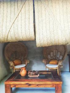 een tafel met twee stoelen en een tafel met bij Casa de la Luz in Navas de Oro