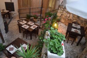 einen Blick über ein Restaurant mit Tischen und Pflanzen in der Unterkunft Locanda Corte Dè Guasconi in Avezzano